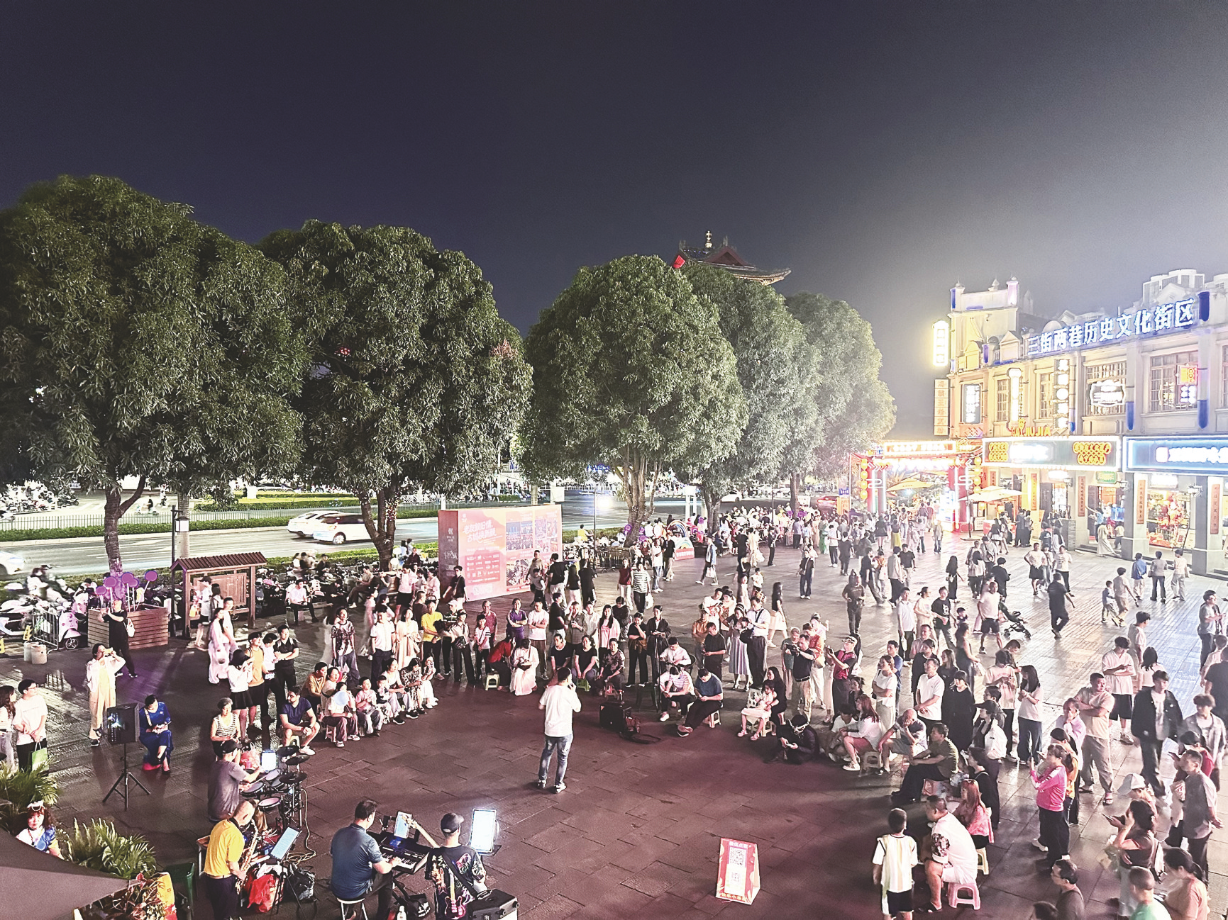     邕州古城·三街两巷历史文化街区游人如织，街道干净整洁。 本报记者韦静 摄