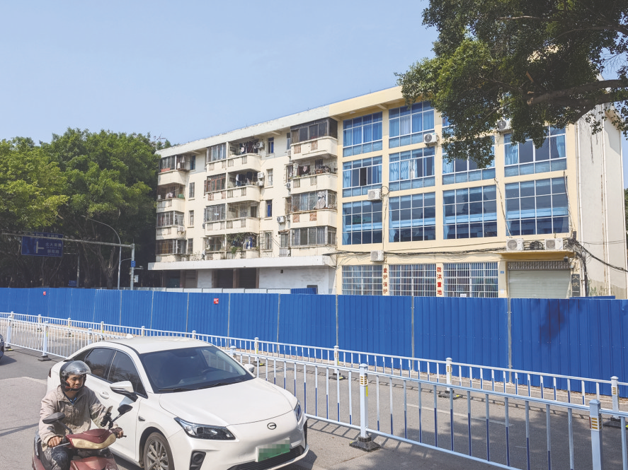     江北大道部分路段正在围挡施工。     本报记者苏昭宇 摄