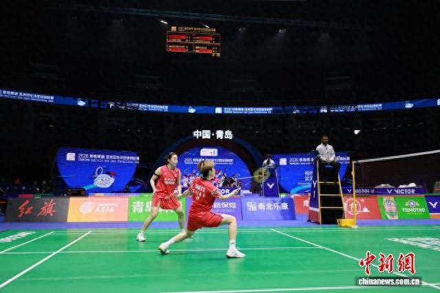 2月4日，奥运冠军、中国羽毛球队队员贾一凡(左)在本届亚团赛中伤愈复出。张孝鹏 摄
