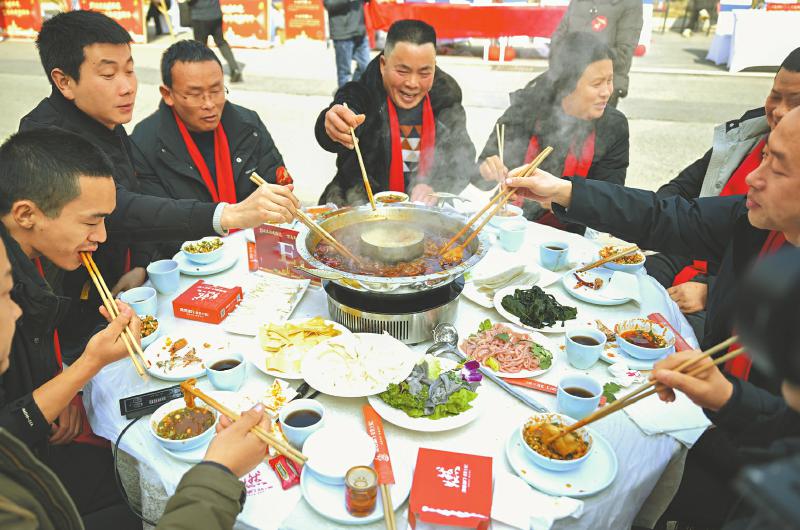 小年吃火锅，齐团圆。 　　四川日报全媒体记者 杨树 摄