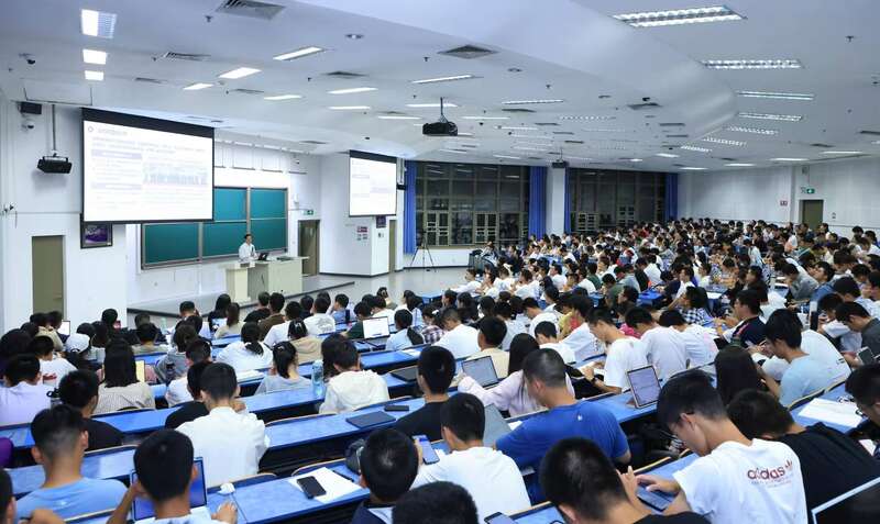 邱勇讲授新学期“形势与政策”第一课。清华大学供图