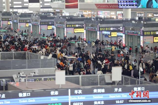 2月22日，中国农历正月初六，四川成都火车东站候车的旅客。春节长假即将结束，各地铁路迎来返程客流高峰。中新社记者 张浪 摄