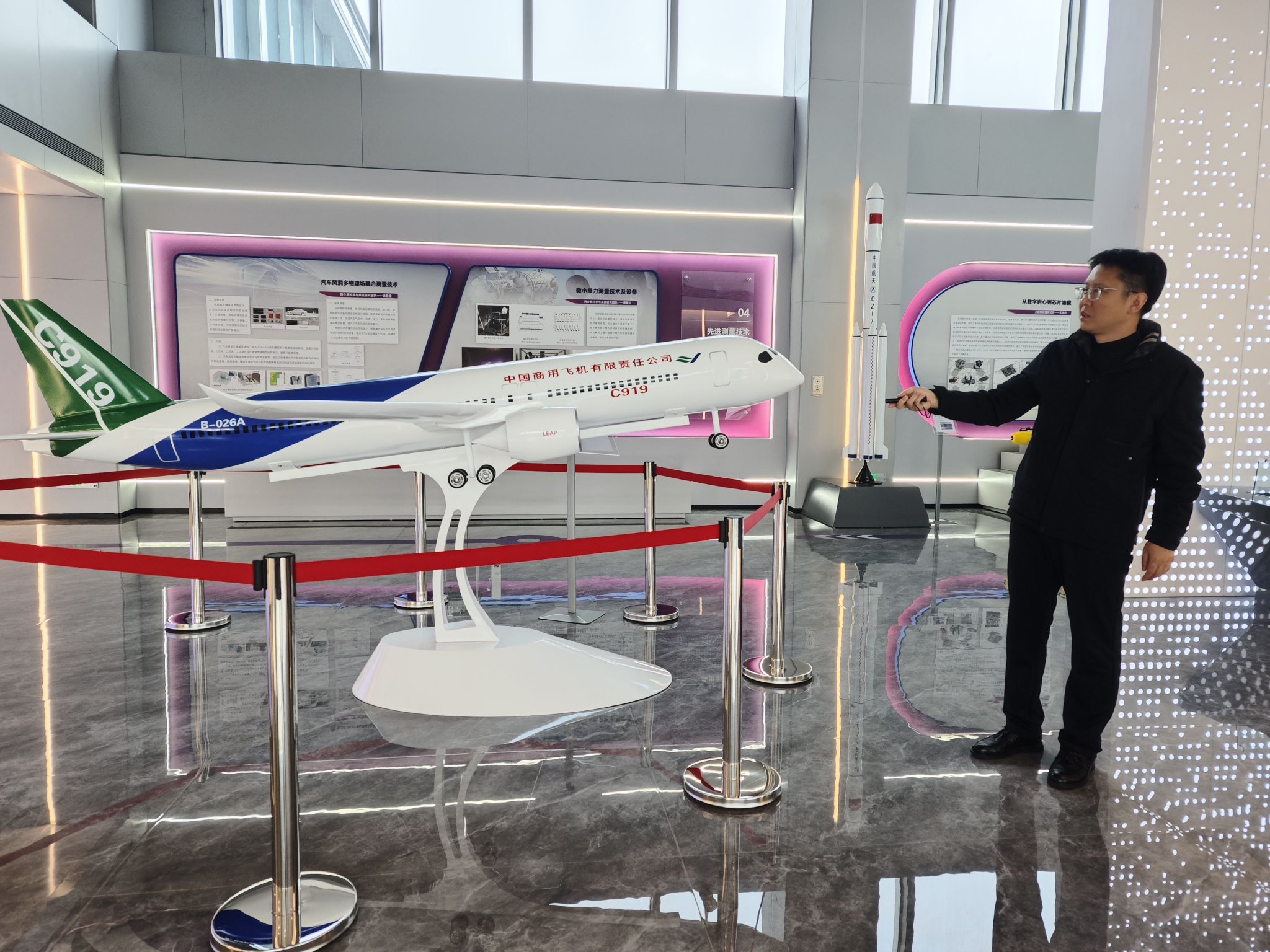 唐山市曹妃甸区跨介质科学与系统研究院展示的C919模型。北京日报记者 李如意摄