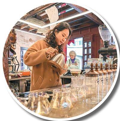 在云南省昆明市翠湖边的一家咖啡馆里，工作人员正在为客人制作咖啡。 新华社记者 彭奕凯摄