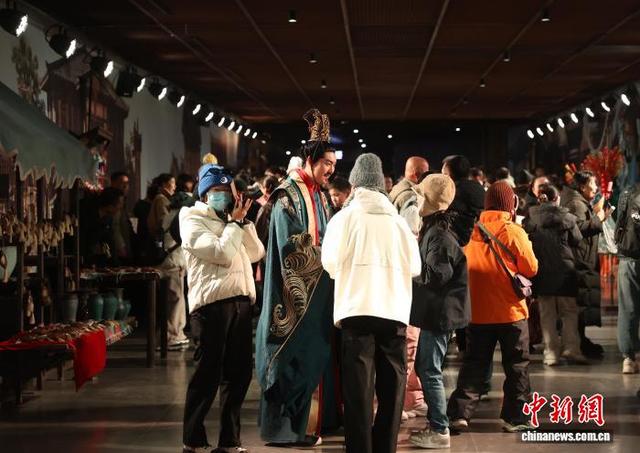 2月22日，宁夏银川，西夏陵景区内，《西夏楽集》行浸式演艺吸引了众多游客驻足体验。中新社记者 于晶 摄