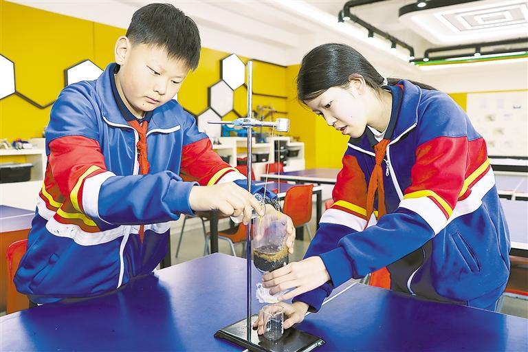 图为大厂幸福学校学生正在做“净水实验”。 本报记者 王娜 本报通讯员 王莹 摄