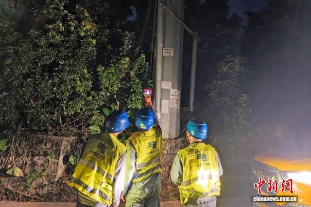 为应对台风“麦德姆”，南方电网广西玉林陆川供电局组织运维人员对辖区线路进行夜巡测温，确保设备正常运行。刘俊丁 摄