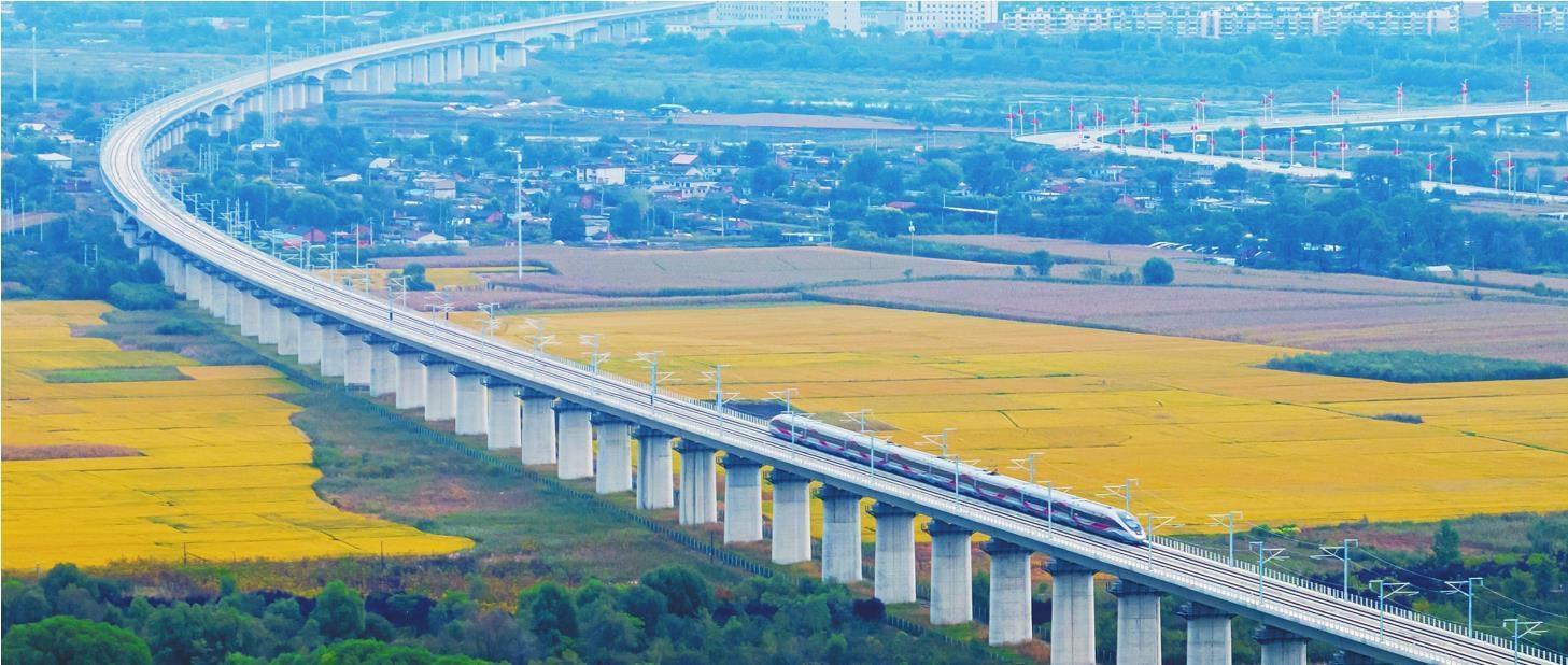 九月二十八日，沈白高铁正式通车，辽宁实现市市通高铁。图为复兴号动车组列车从抚顺市穿行而过。 本报记者 查金辉 摄