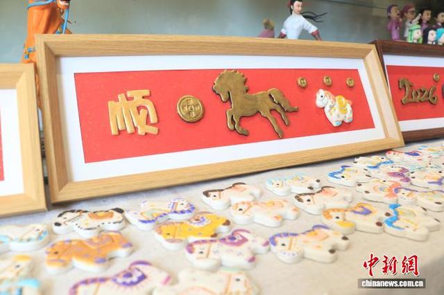 图为工作室内的马年米塑作品。中新社发 吴怡欣 摄
