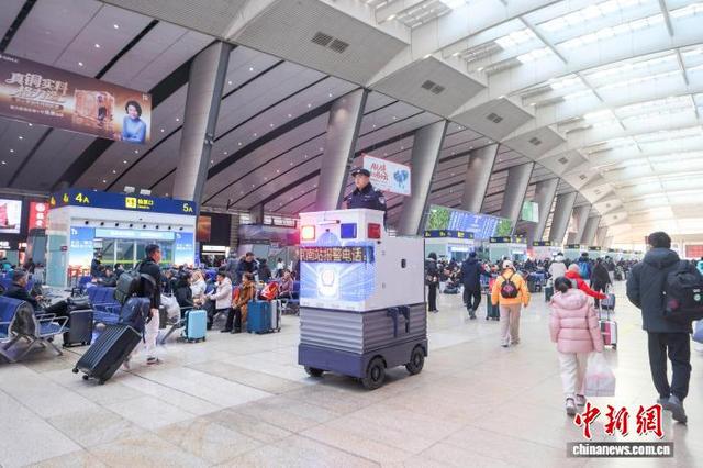 北京铁路公安处北京南站派出所民警在智能瞭望巡逻车上执勤。该车涵盖360度全景监控，警灯，喊话等功能。记者 贾天勇 摄