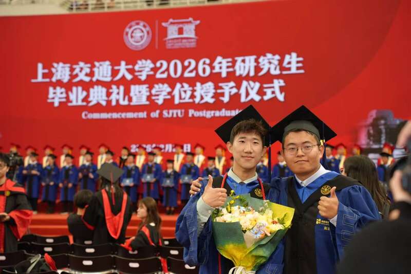 毕业生合影。上海交大供图