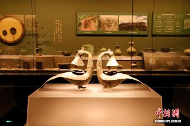 图为汉代羽纹铜凤灯。 (广西壮族自治区博物馆供图)