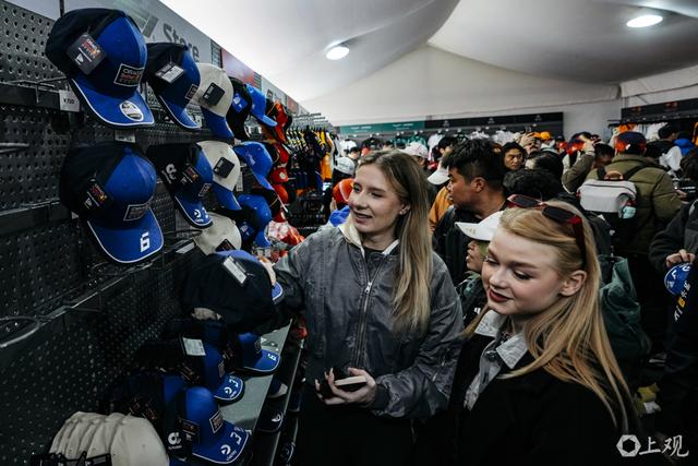 外国车迷选购纪念品 李铭珅 摄