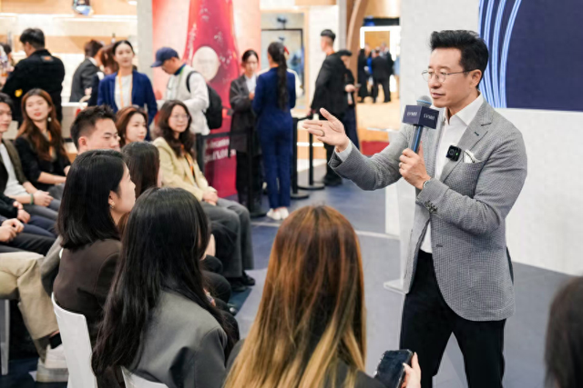 图说：LVMH集团在第八届进博会上举办“青春无限 憧憬国际未来”交流会