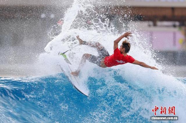 图为参加男子短板项目的选手在比赛中。中新社记者 骆云飞 摄