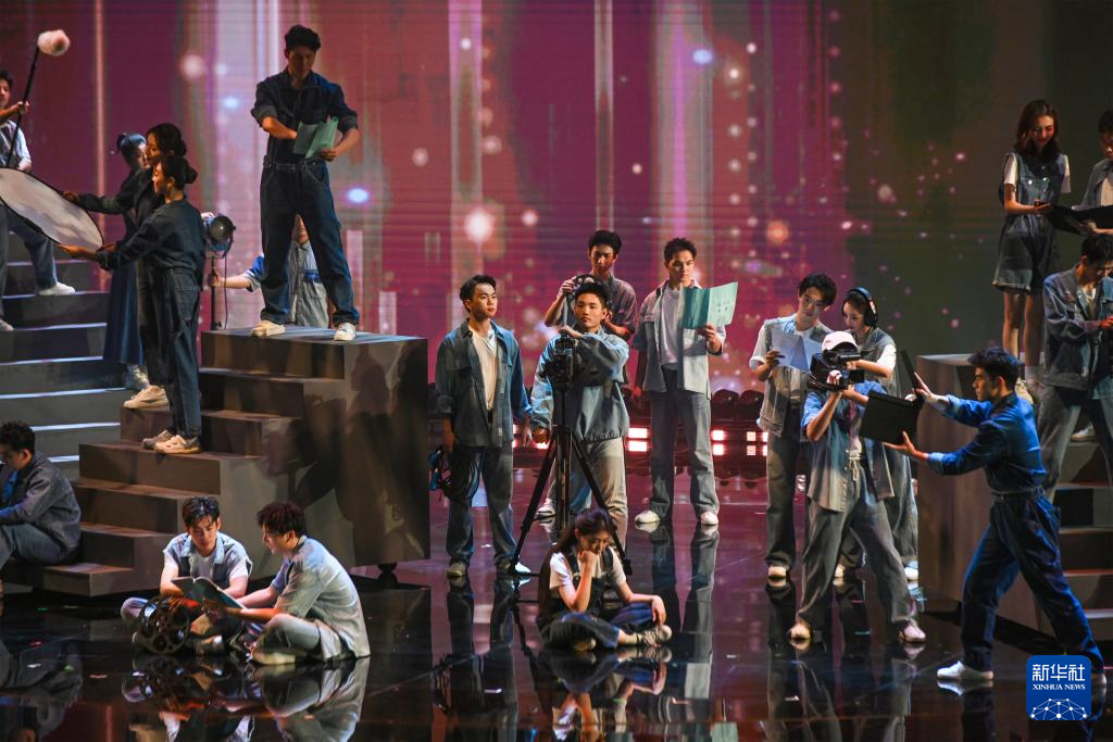 11月11日晚拍摄的2025年中国金鸡百花电影节开幕式现场。新华社记者 周义 摄