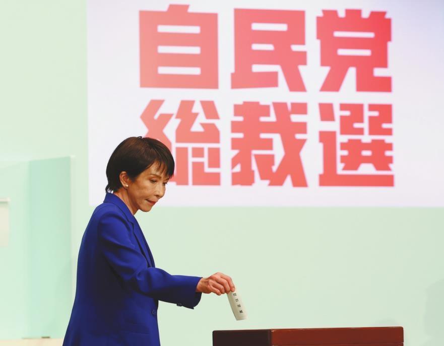 10月4日，高市早苗在日本东京自民党总部进行的自民党总裁选举中投票。新华社发