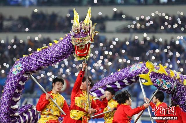 图为比赛开始前上演舞龙表演。中新社记者 泱波 摄