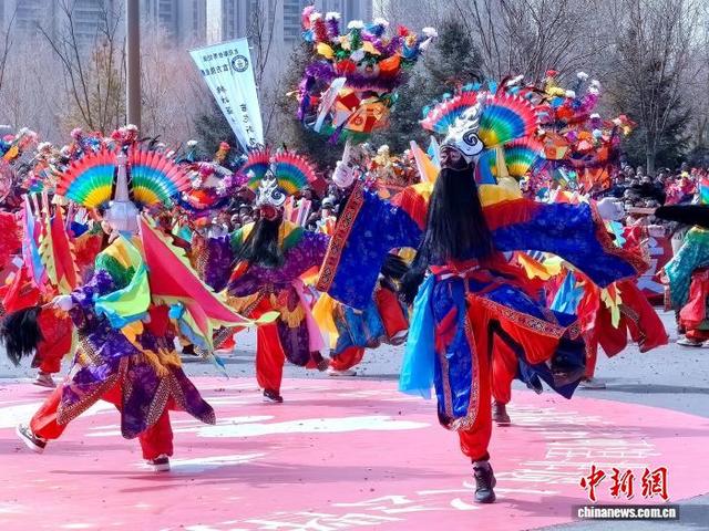 图为民众表演海东市非物质文化遗产代表性项目掌灯太傅舞。李隽 摄
