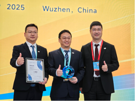 易鑫首席科技官贾志峰（右），易鑫首席AI科学家、高级副总裁张磊（中）与团队代表在颁奖现场