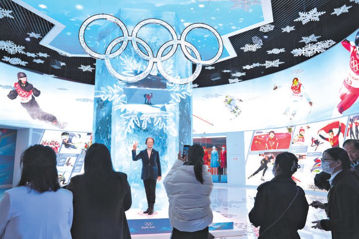 市民游客在北京奥运博物馆参观。 本报记者 刘平摄