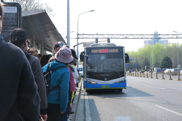 地铁玉泉路站到八宝山的扫墓接驳线/记者拍摄