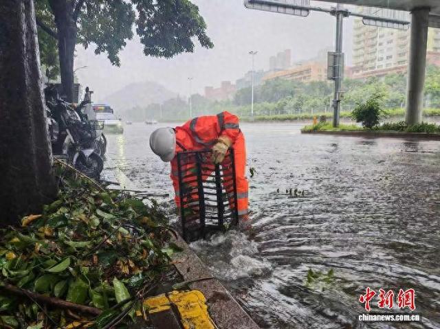 暴雨中的深圳街头。深圳环水 供图