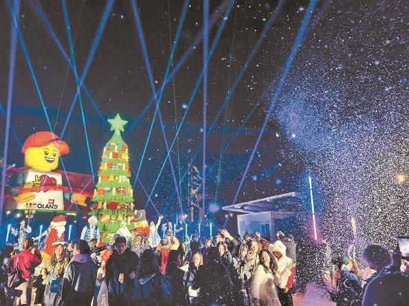 高达十米、用超过三十六万块乐高积木搭建的星愿树被点亮 本报记者 周馨 摄