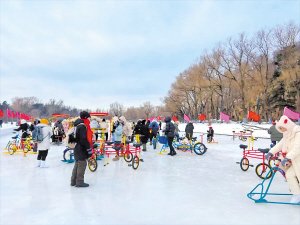 　　冰上自行车人气高。 雪博会供图