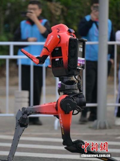 搭载华科冷芯高速悬浮泵的荣耀人形机器人“闪电”在比赛中。中科创星 供图