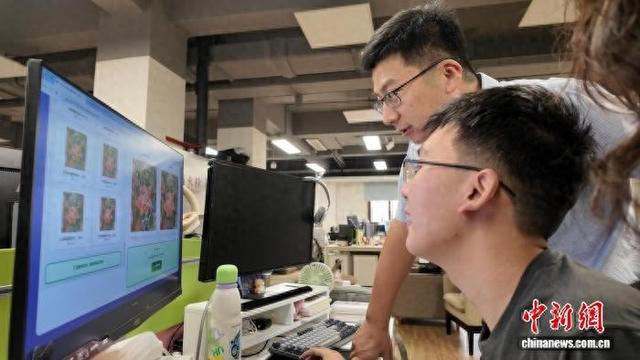 四川大学计算机学院教授赵启军正与学生交流利用AI大模型修复唐卡的图片。何美锟 摄