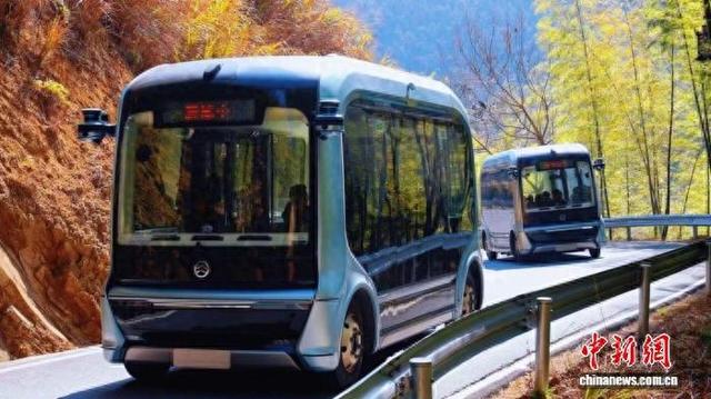 无人驾驶小巴沿着盘山公路平稳行驶。 陈雅芳 供图