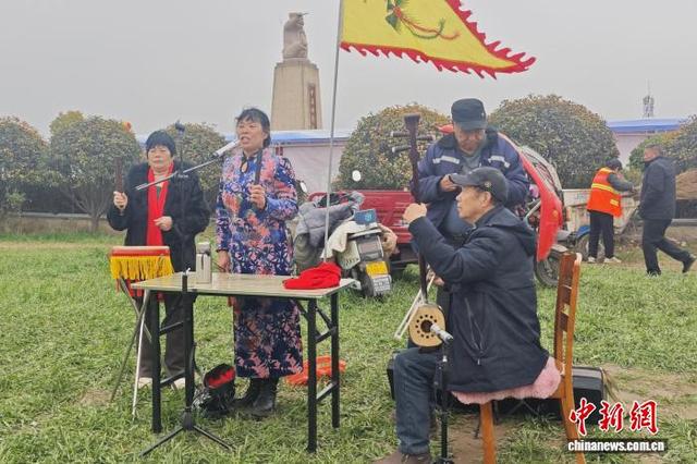 图为曲艺人在马街书会现场表演。记者 韩章云 摄