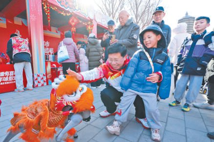 八里庄街道新春庙会，以“科技赋能年俗，服务温暖民心”为主线，拉开了新春活动的精彩序幕。本报记者王海欣 摄