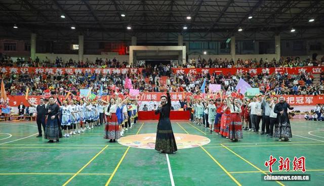 11月7日，广西梧州市龙圩区“农商银行杯”欢乐乡村女篮开幕式现场。潘绍珊 摄