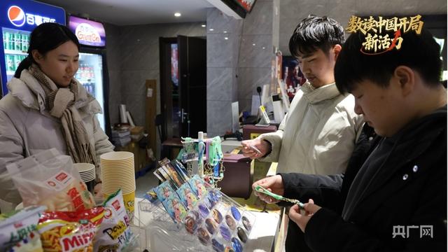 南昌市青山湖区一家电影院推出票根兑换电影周边活动(央广网记者 郇康新 摄)