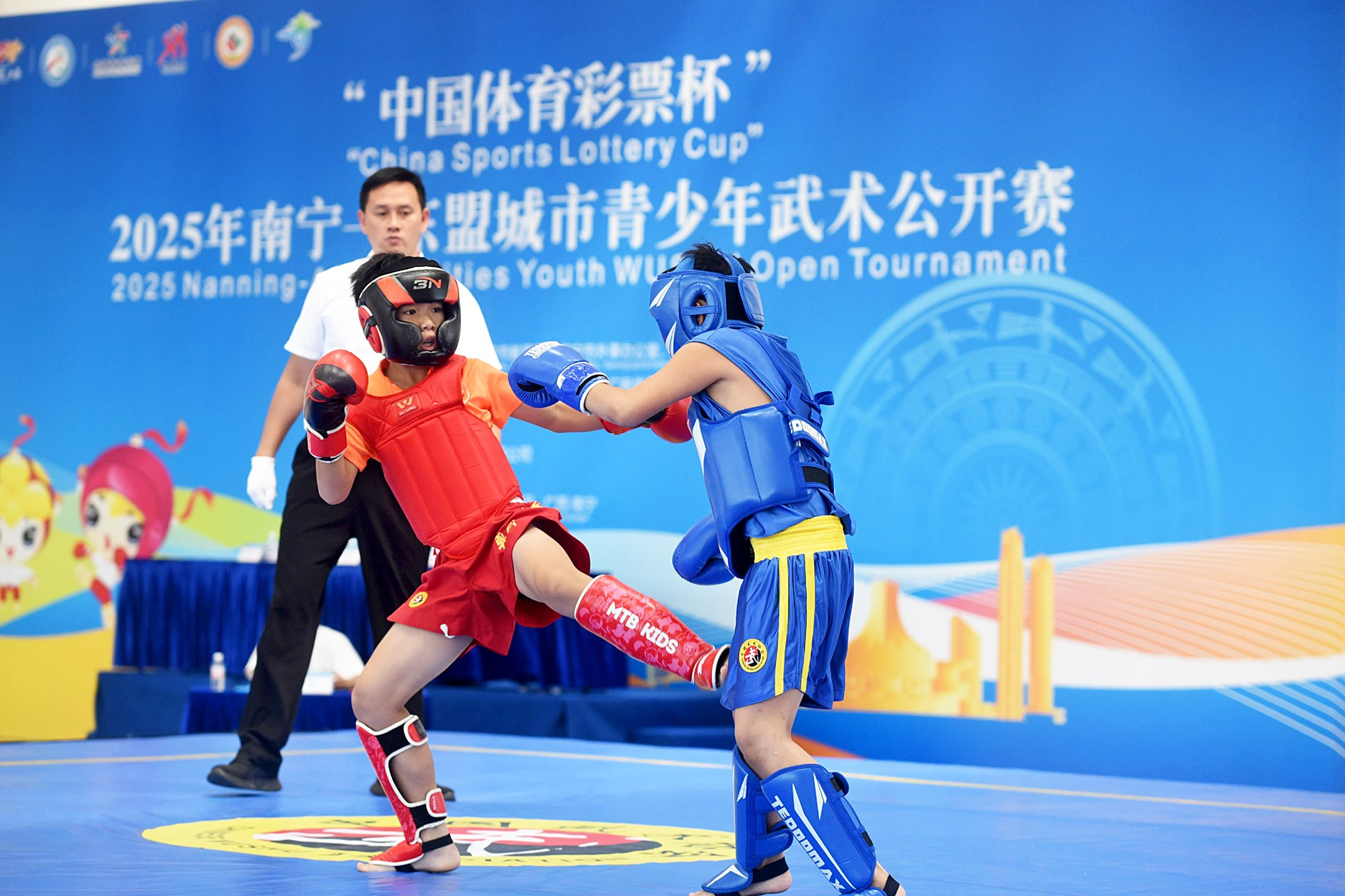     武术散打比赛中参赛选手激烈对抗。    本报记者林显威 摄