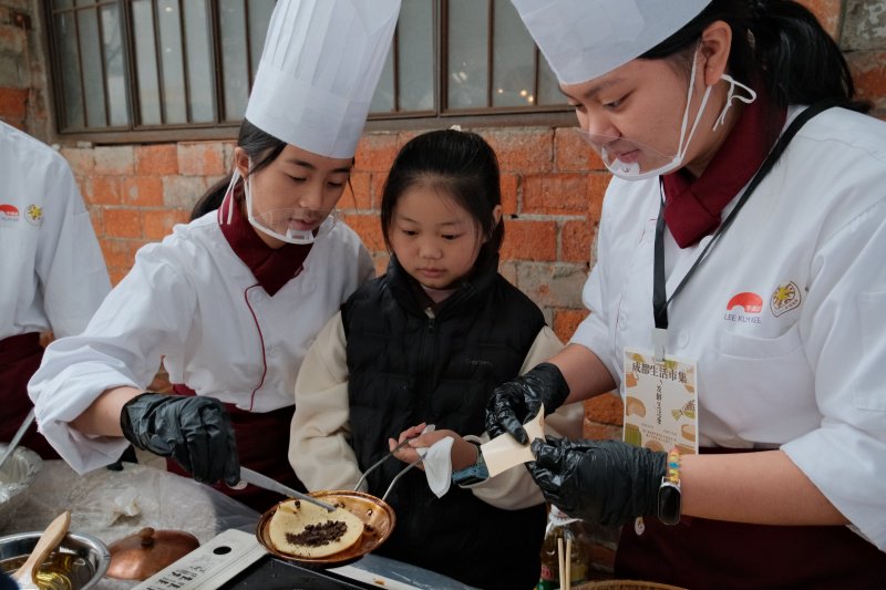 同学们制作蛋烘糕的场景