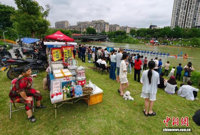 6月13日，福建福州，赛龙舟吸引许多市民围观。中新社记者 王东明 摄