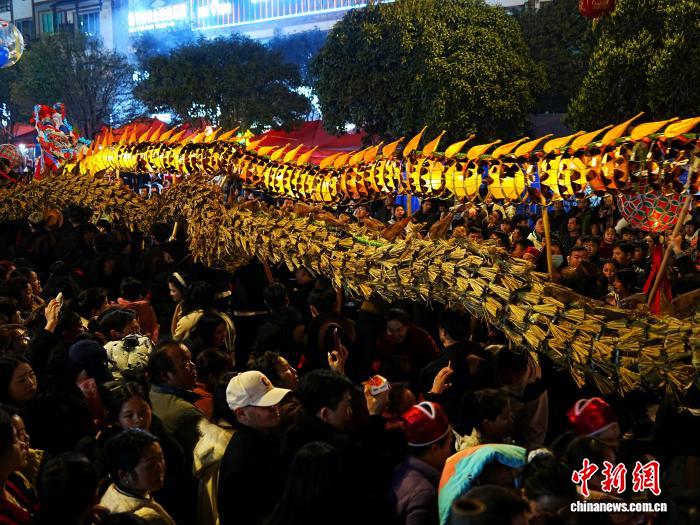 2月25日晚，民众在贵州省施秉县城观看龙灯巡游展演。中新社记者周燕玲摄