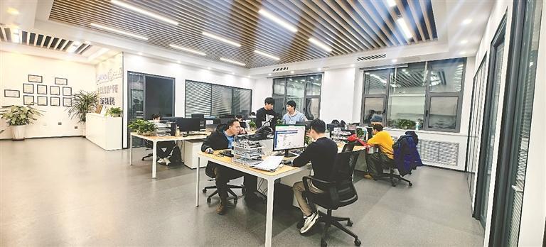 团队成员正在进行技术研究。王思琦摄