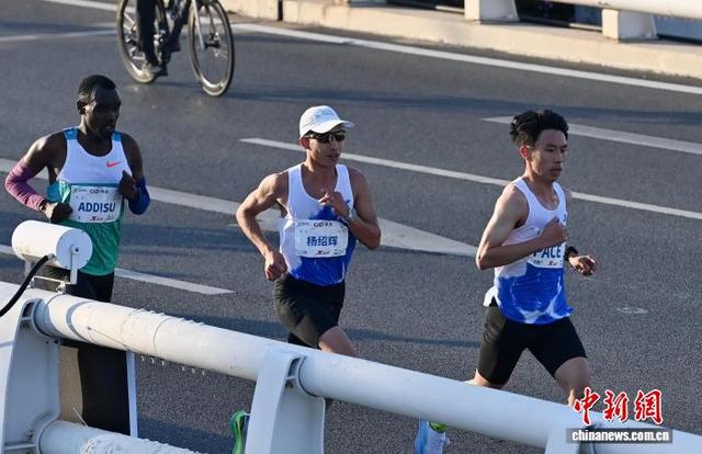 1月11日，2026年厦门马拉松开赛，中国选手杨绍辉(中)获国内男子组冠军。中新社记者 王东明 摄