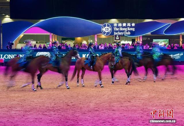 图为骑手驾驭退役赛马进行音乐骑术表演。中新网记者 侯宇 摄