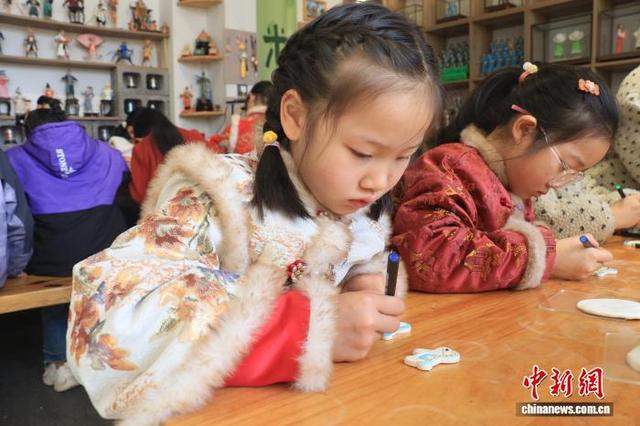 图为体验者制作小马米塑。中新社发 吴怡欣 摄