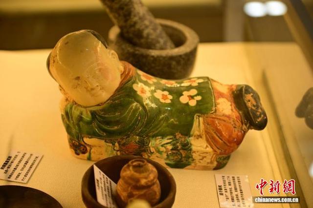 图为8月12日在敦煌市中医医院“敦煌医学展馆”里展陈的送子脉枕头。中新社记者 李亚龙 摄
