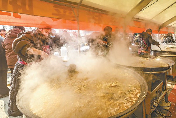 　　热气氤氲　　大兴永定湾新城市集上，大锅菜冒出腾腾热气。 刘淑英 摄