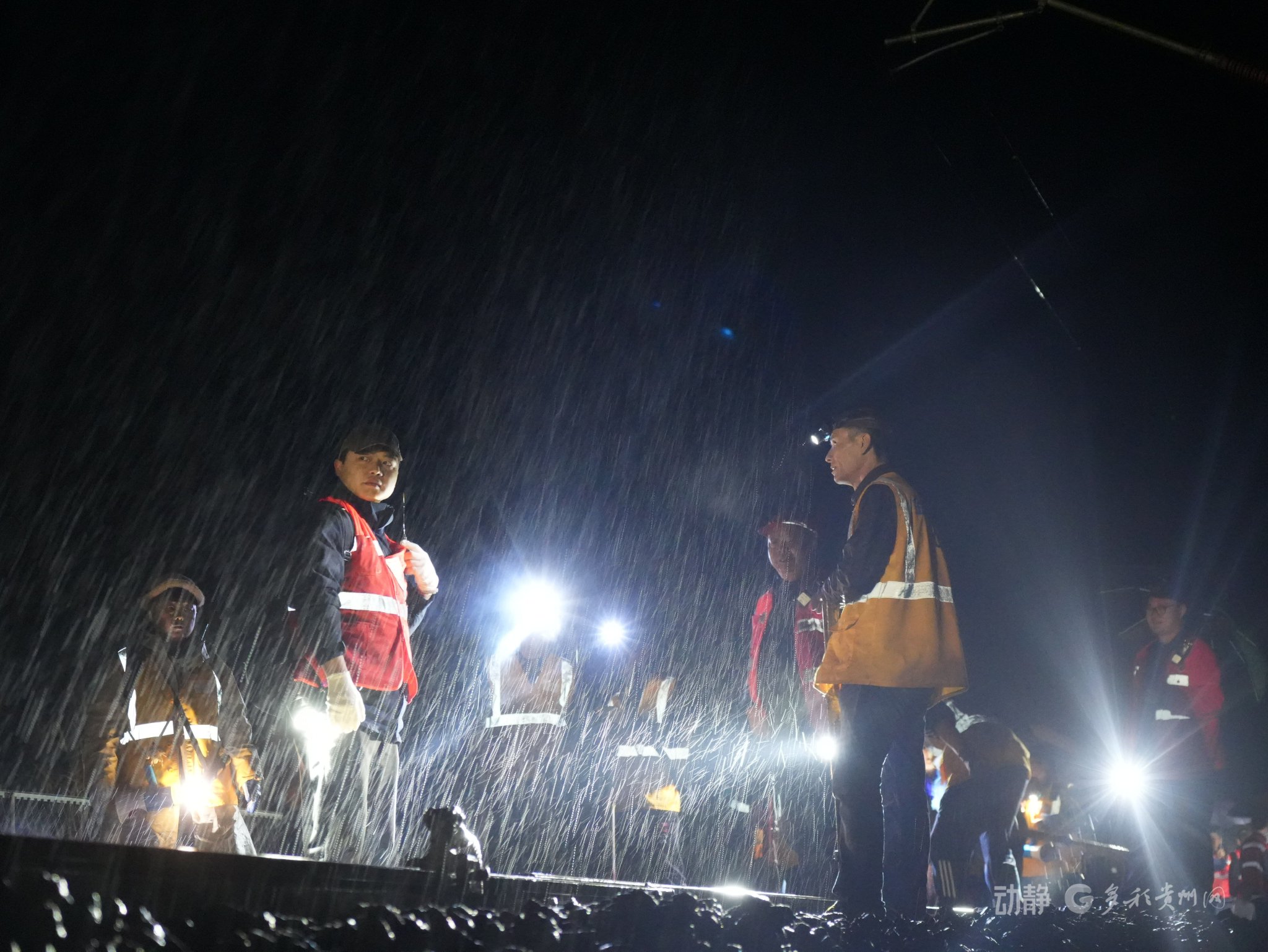 图为3月14日凌晨作业人员在卸轨作业(刘腾摄)