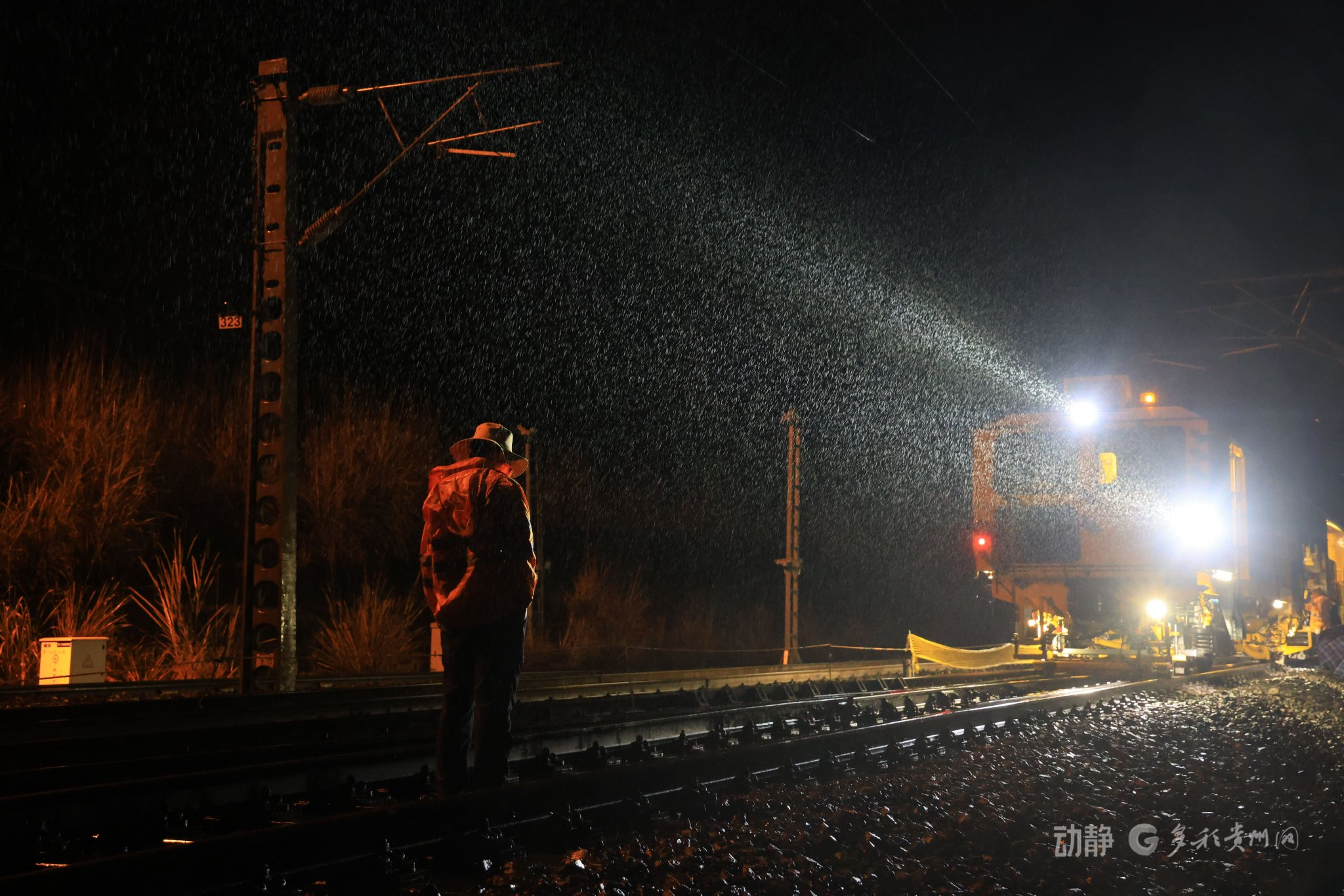 图为3月14日凌晨道岔进行捣固作业(龚怡静摄)