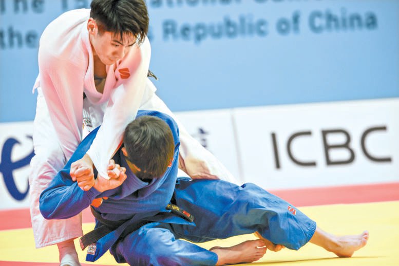 胡昊（上）在比赛中。 北京市体育局供图