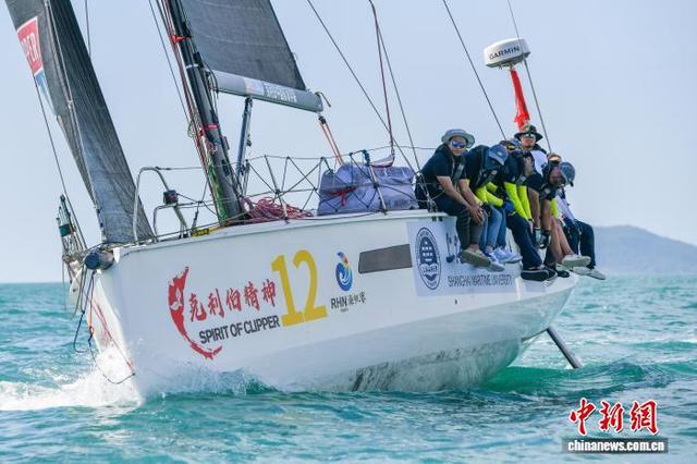 11月23日，海南三亚，克利伯精神号赛船的选手在比赛中压舷。中新社记者 骆云飞 摄